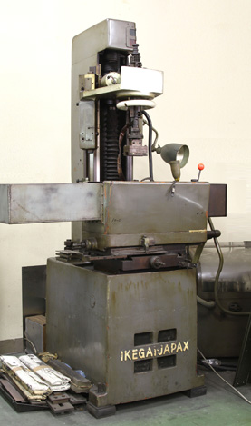 ジャパックス製の形彫放電加工機